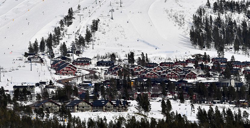 Om drygt två månader inleds vintersäsongen i Idre Fjäll. Bakom den tidiga starten ligger stora investeringar i snöläggning – och att man sparat 250 000 kubikmeter snö. 