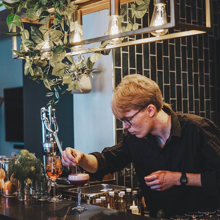bartender garnerar drinkar p&aring; Meteorologen
