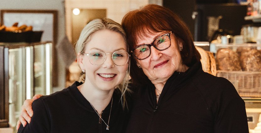 Malin Olenius som driver Wienerkonditoriet och stammisen Åsa Hagberg 