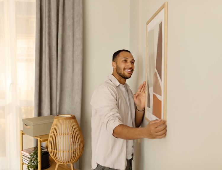 Man flyttar in i lägenhet