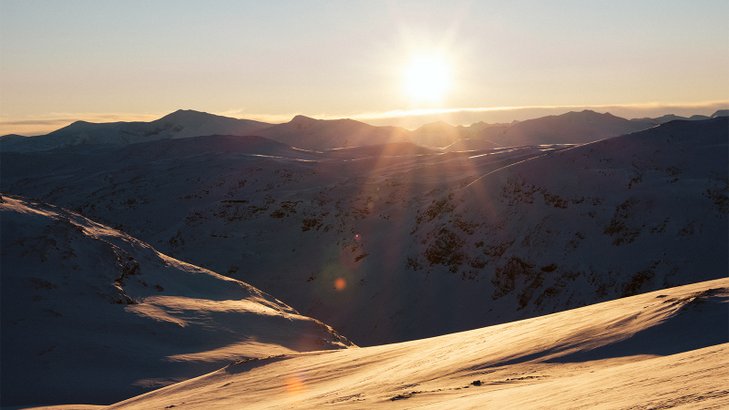 solnedg&aring;ng under v&aring;rvintern uppe p&aring; fj&auml;llet