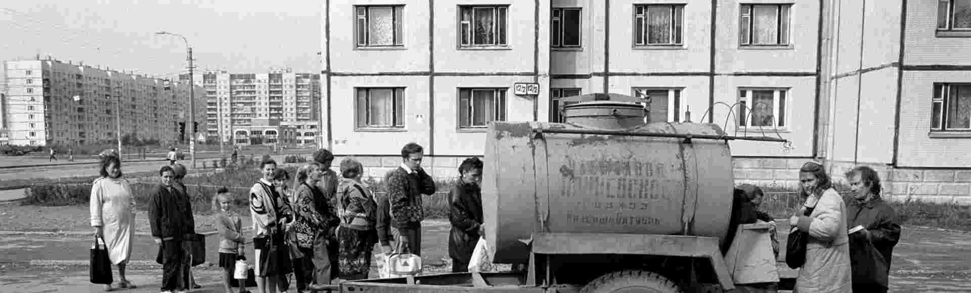 Russians queue for milk in St Petersburg, 1990s. Credit: Janine Wiedel Photolibrary