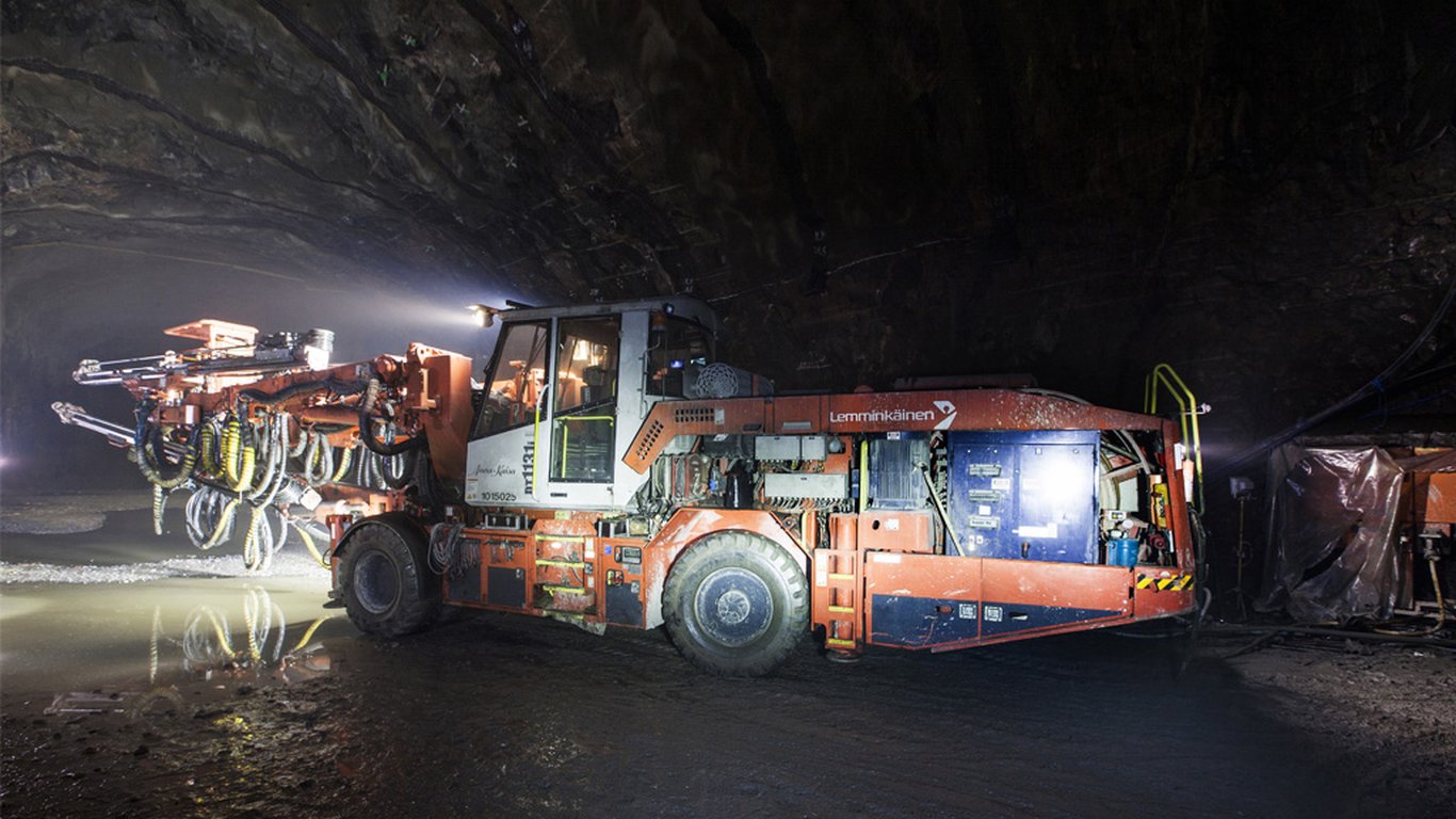 <p>Sandvik iSure system works in harmony with the drill rigs, allowing the drilling to be fully automated.</p>
