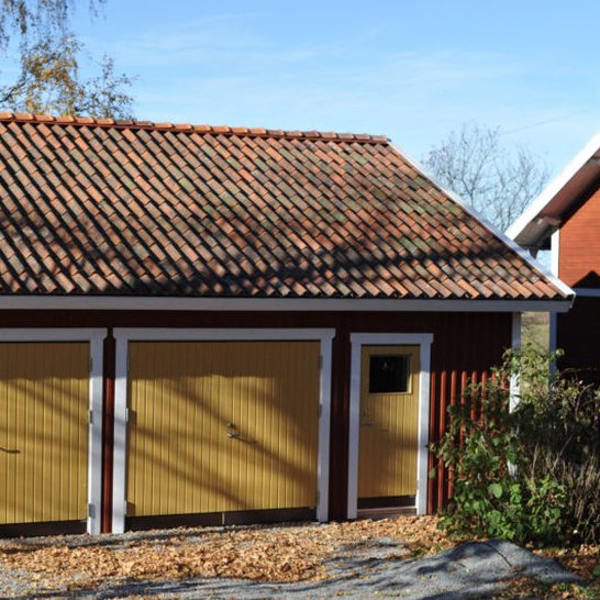 Garage med gula slagportar
