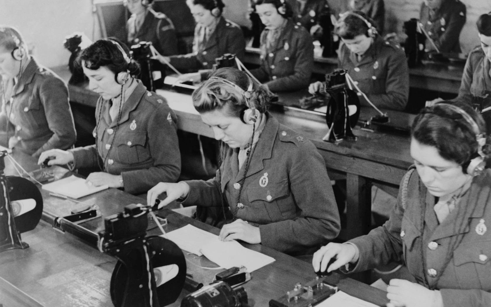 British enlisted women learning Morse code in classroom. 1942. World War.