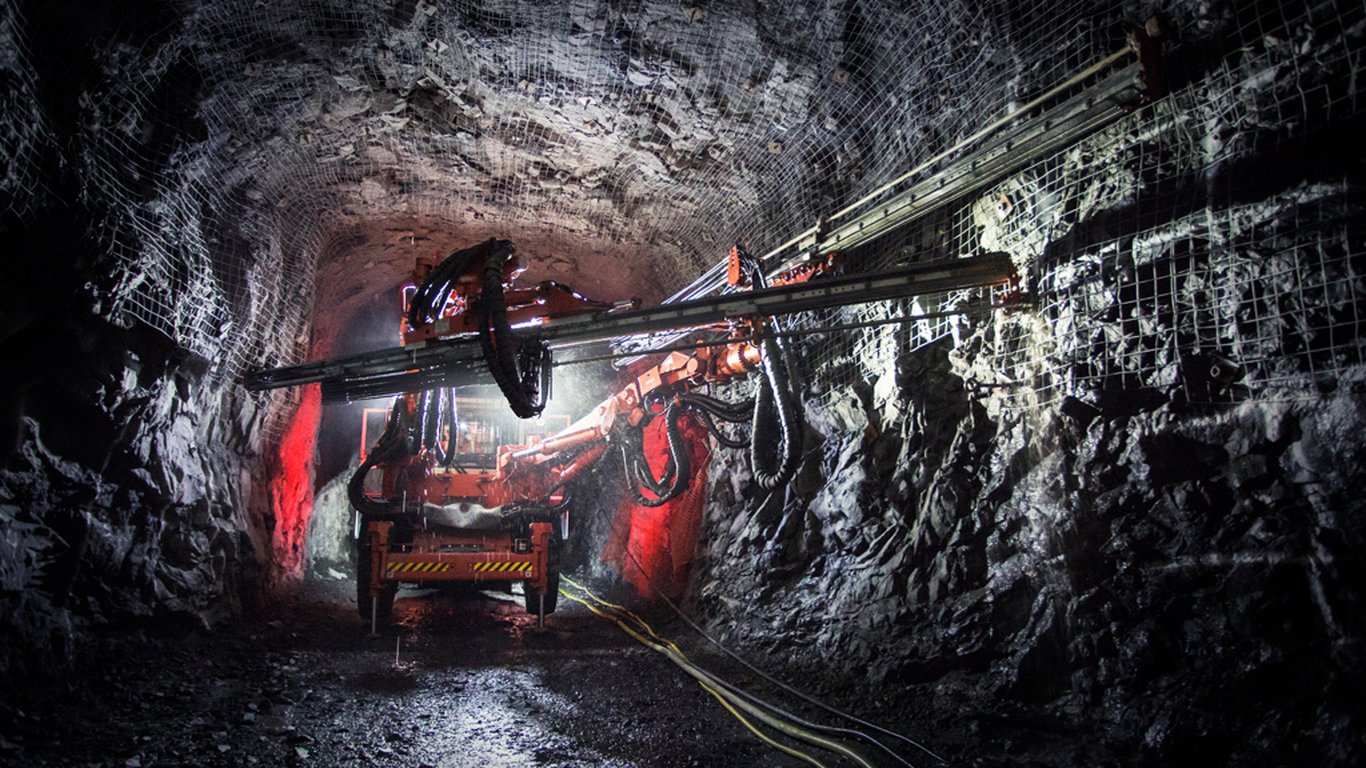 <p>Firma Sandvik Mining and Rock Technology ma bogatą ofertę sprzętu elektrycznego, w tym także wiertnicę Sandvik DD422iE do prac przygotowawczych </p>
