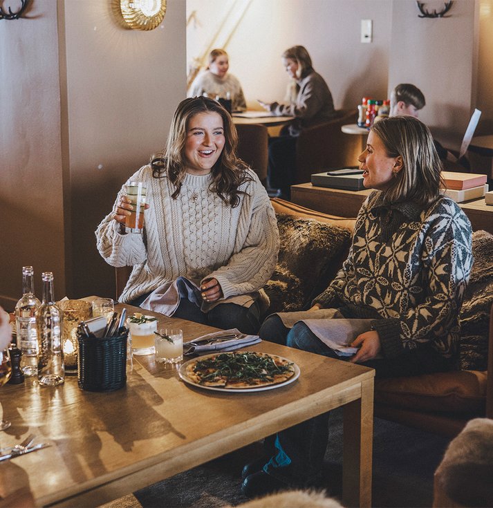 två vänner skrattar i Lapplandia restaurang