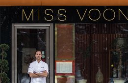 F12-gruppen öppnar Miss Voon i hotellskrapa