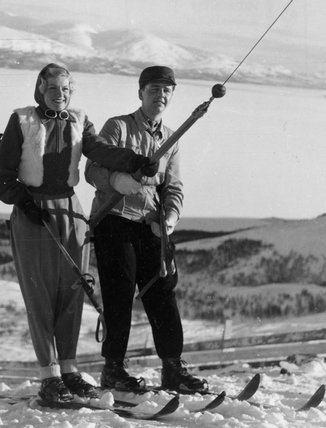 ett gammalt svartvitt foto fr&aring;n omkring 1950-talet p&aring; ett par som &aring;ker ankarlift