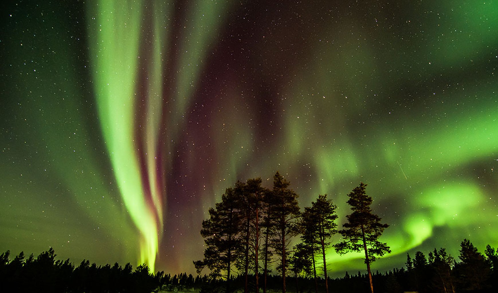 Outdoor North snöskovandring norrsken