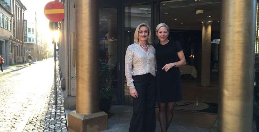 Nina Ulvinen och tidigare hotelldirektör Ulrika Andersson, då Hotel Mäster Johan firade 25 år i oktober. 