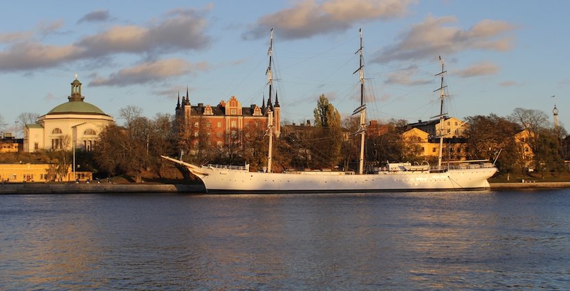 Skeppsholmen, Stockholm. Den museitäta ön är ett populärt besöksmål för turister. Den tremastade fullriggaren Af Chapman inrymmer ett vandrarhem. 