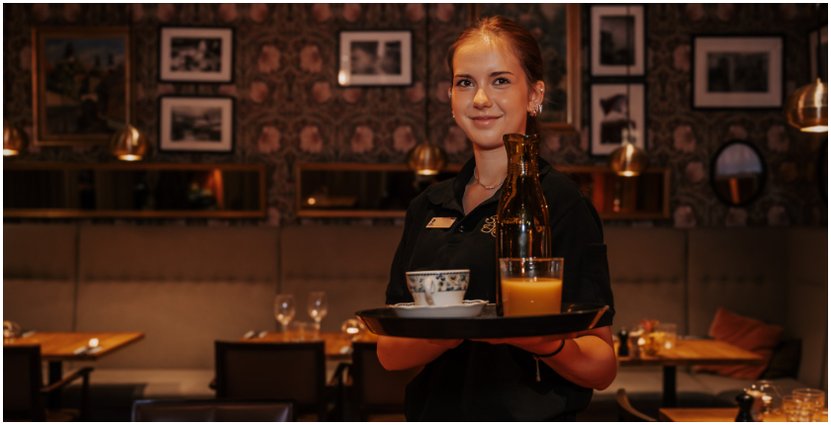 Gymnasieeleven Inez Harring lär sig mycket när hon jobbar extra på Strand Hotel i Visby. 