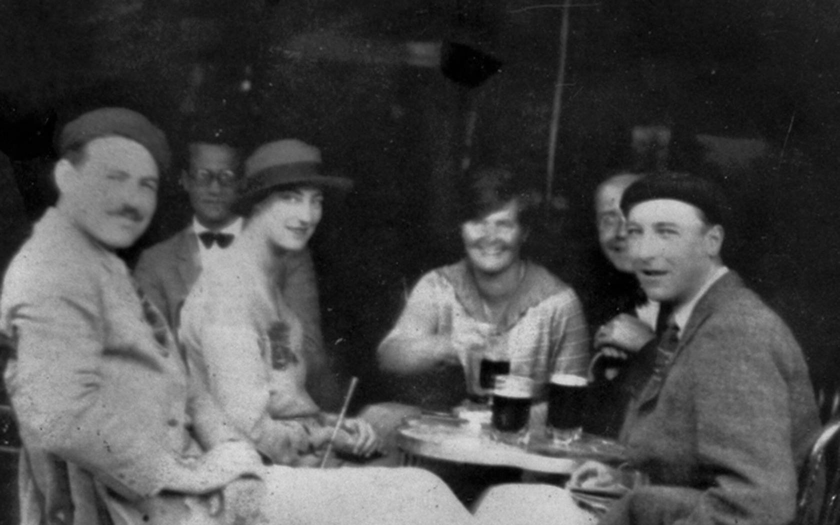 Ernest Hemingway, Harold Loeb, Duff Twysden, Hadley Hemingway, Donald Ogden Stewart (partly hidden) and Pat Guthrie at a café in Pamplona, July 1925.