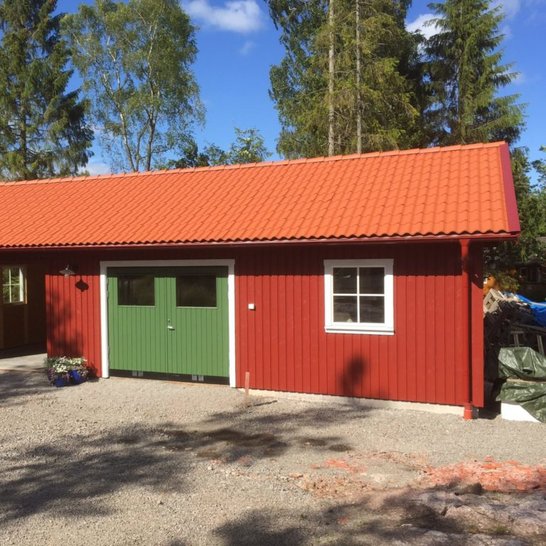 Garage med täckt carport