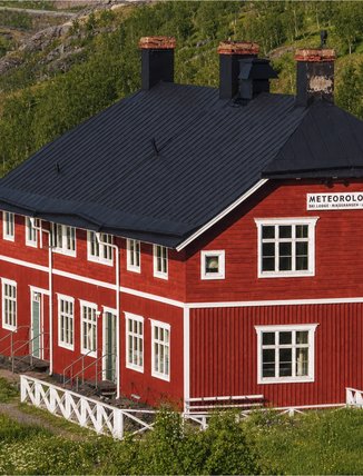 Meteorologen Summer Lodge en gr&ouml;nskande och solig dag
