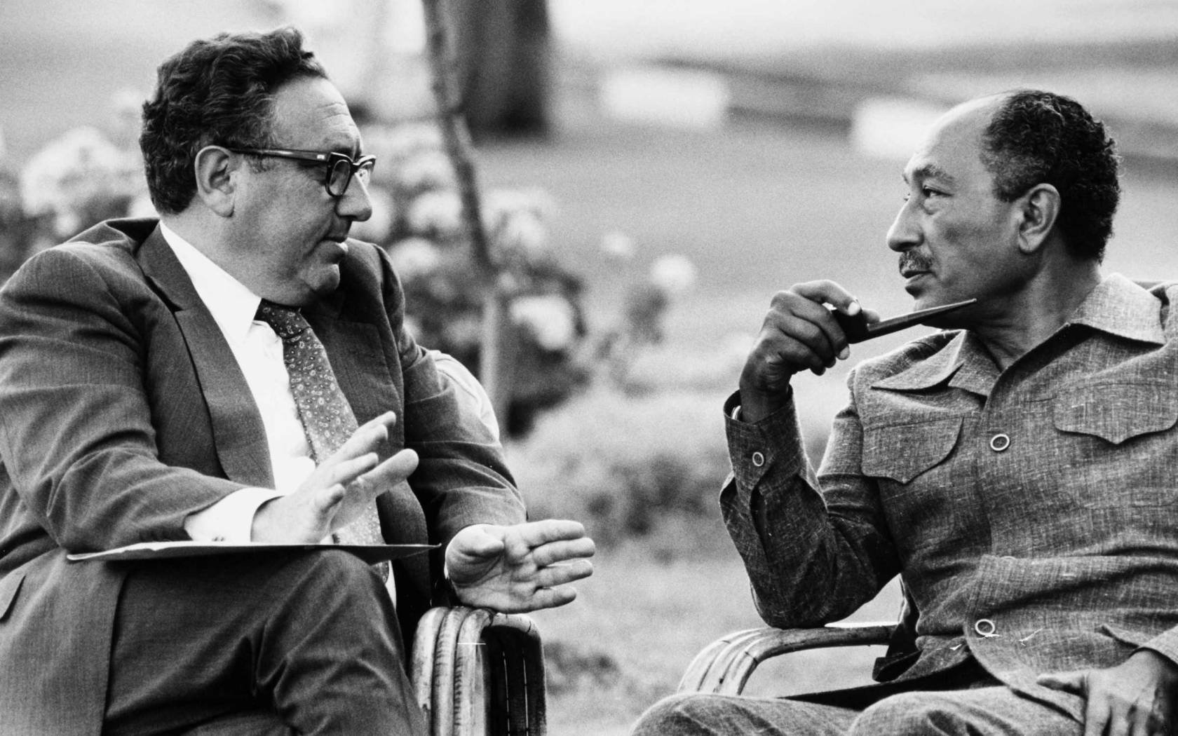 US Secretary of State Henry Kissinger and Egyptian President Anwar al-Sadat at a meeting in August 1975.