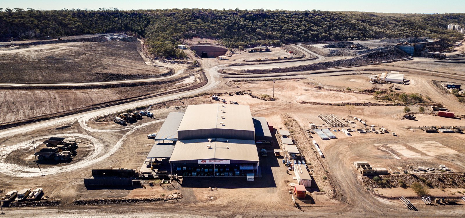 <p>W 2017 r. firma Glencore zawarła z firmą Redpath kontrakt na wszystkie podziemne i odkrywkowe operacje górnicze w kopalni cynku Lady Loretta na cały czas pracy kopalni</p>