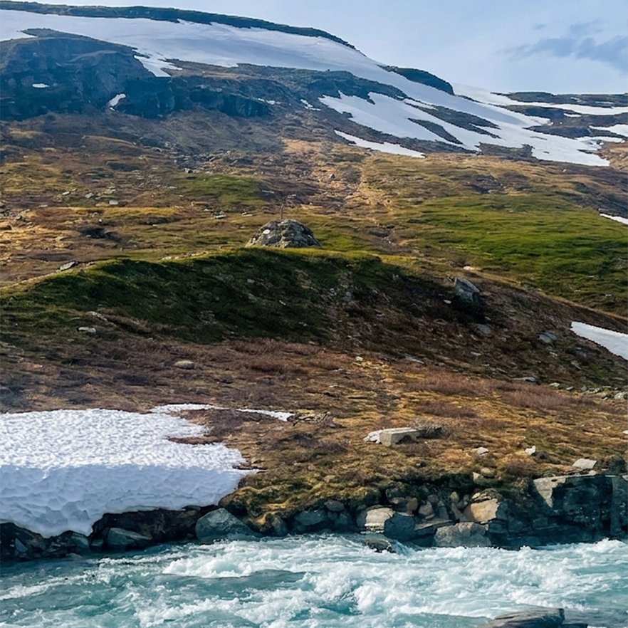 renvaktarhyddan och bron som inte l&auml;ngre g&aring;r att korsa jokken med mellan nuolja och gohpascorru