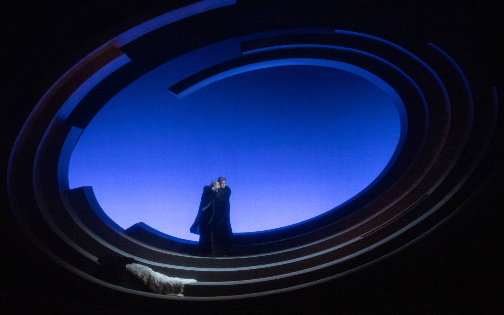 Tristan (Stuart Skelton) and Isolde (Miina-Liisa Värelä).