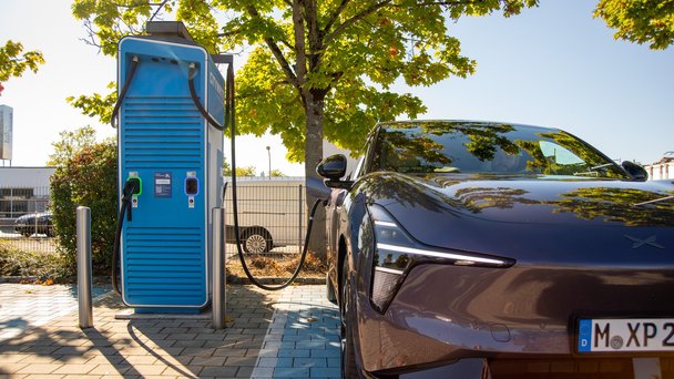 Till skillnad från Xpeng G6 och G9 har L03 inte 800-voltsteknik för snabb laddning och klarar som mest 236 kW.
