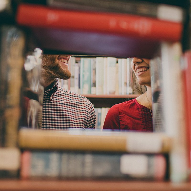 9 varma och härliga böcker om att hitta kärleken i bokmiljöer