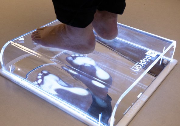 Fötter på ljusplatta