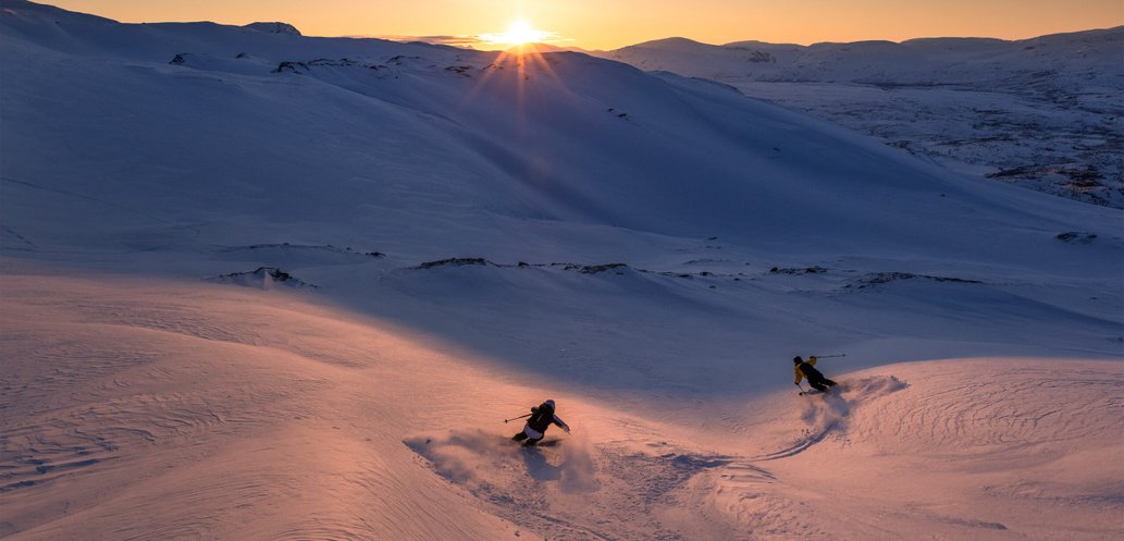kv&auml;llskid&aring;kning i solnedg&aring;ng