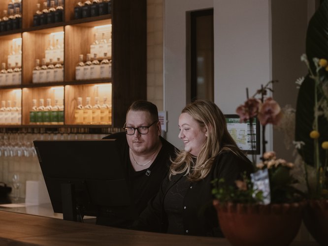 Receptionister som hjälps åt i receptionen