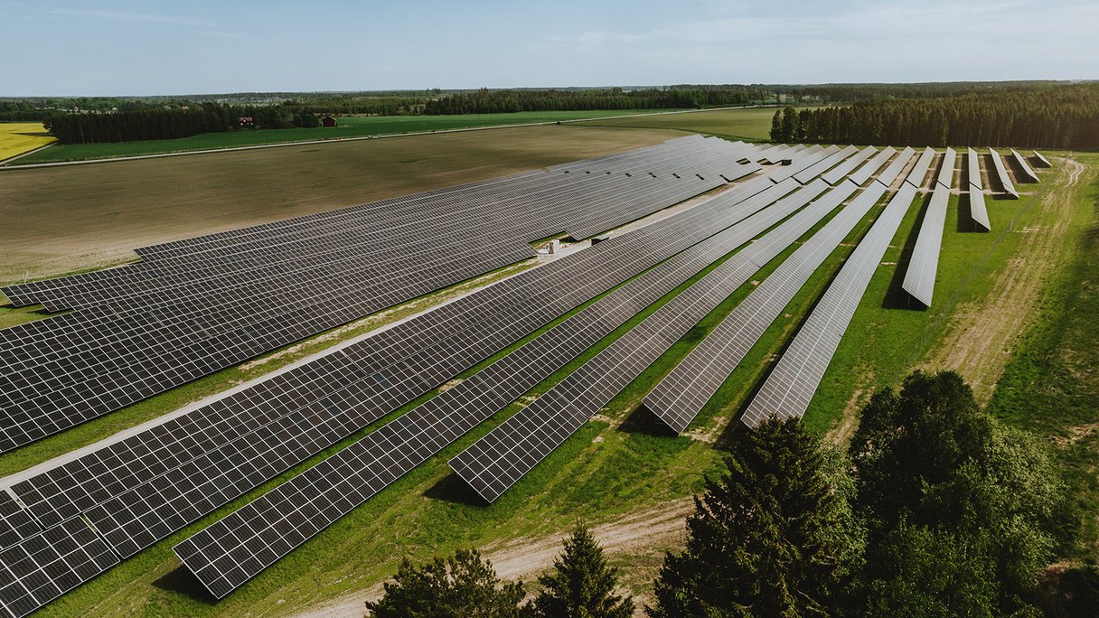 Solparken i Fj&auml;llsk&auml;r mellan &aring;ker och skog
