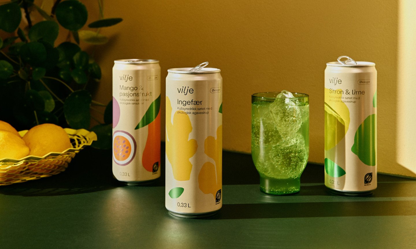 Vilje sine drikkeprodukter på en kjøkkenbenk.