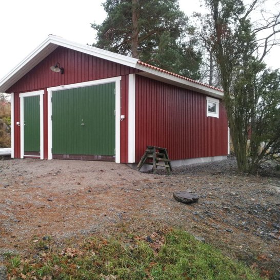 Slagport och gångdörr på gavel