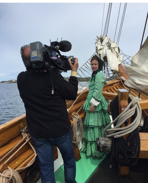 Emilie som ung skeppare. Ur filmatiseringen av dramadokumentären EMILIE. Anna Guldkula som Emilie med fotografen Erik Fägerwall. 