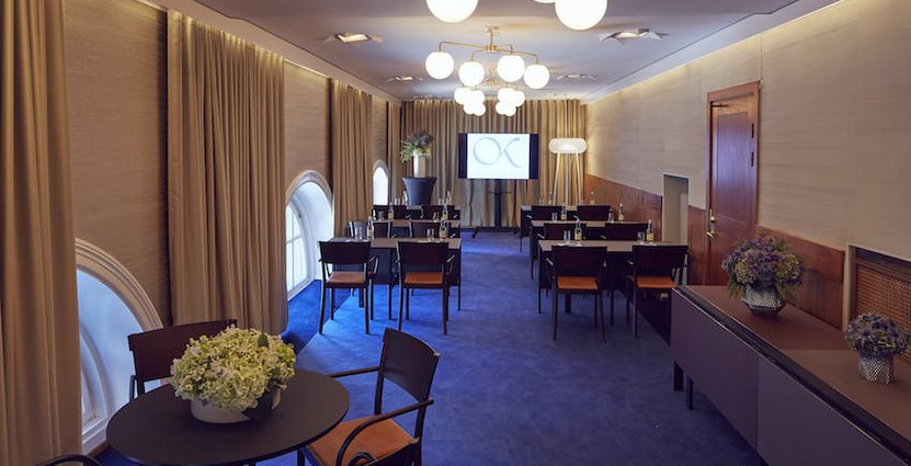 Nya möbler, golv och modern teknik ska höja konferensmiljön. 