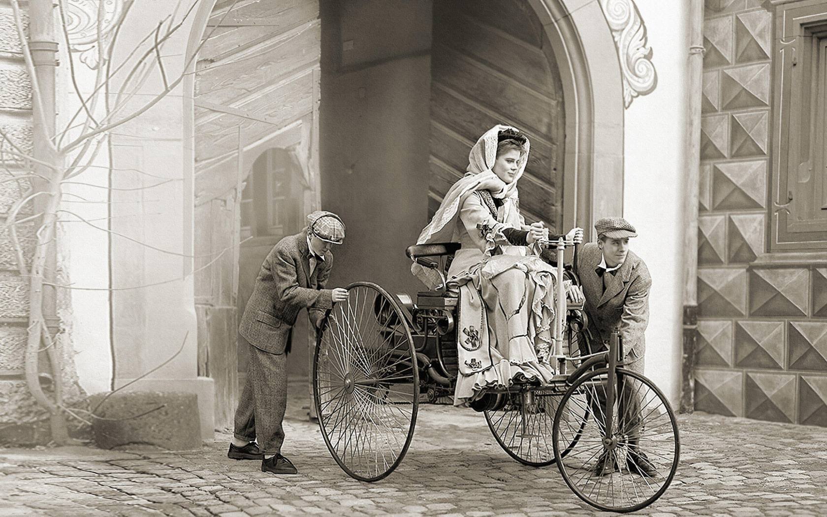 A staged reenactment of Bertha driving a Model III, with her two sons. Credit: agefotostock / Alamy Stock Photo.