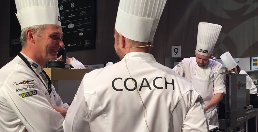 Samråd. Coach Jonas Lundgren och Sveriges Bocuse d'Or-president Henrik Norström håller koll på båset.  