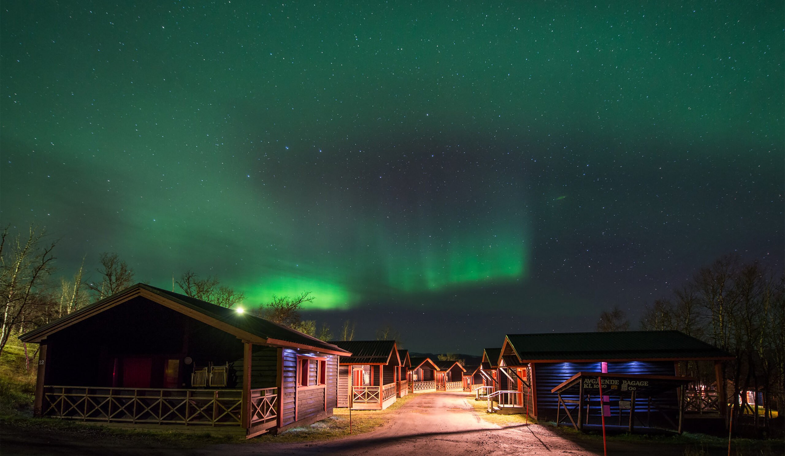 K&aring;ppas stugby under norrskenet