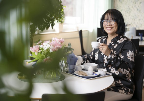 kvinna med frukostbricka på vårdavdelning