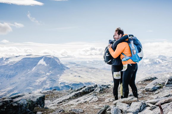 tv&aring; lagkamrater kramas p&aring; fj&auml;lltoppen p&aring; BAMM