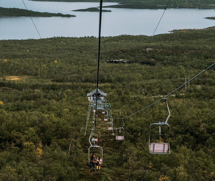 familj &aring;ker liften fr&aring;n Abisko upp p&aring; nuolja