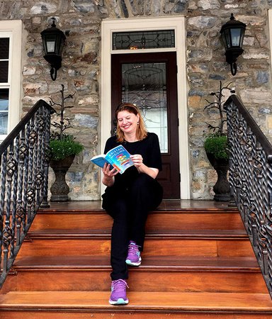 Simona Ahrnstedt går i Nora Roberts fotspår (bokstavligen)