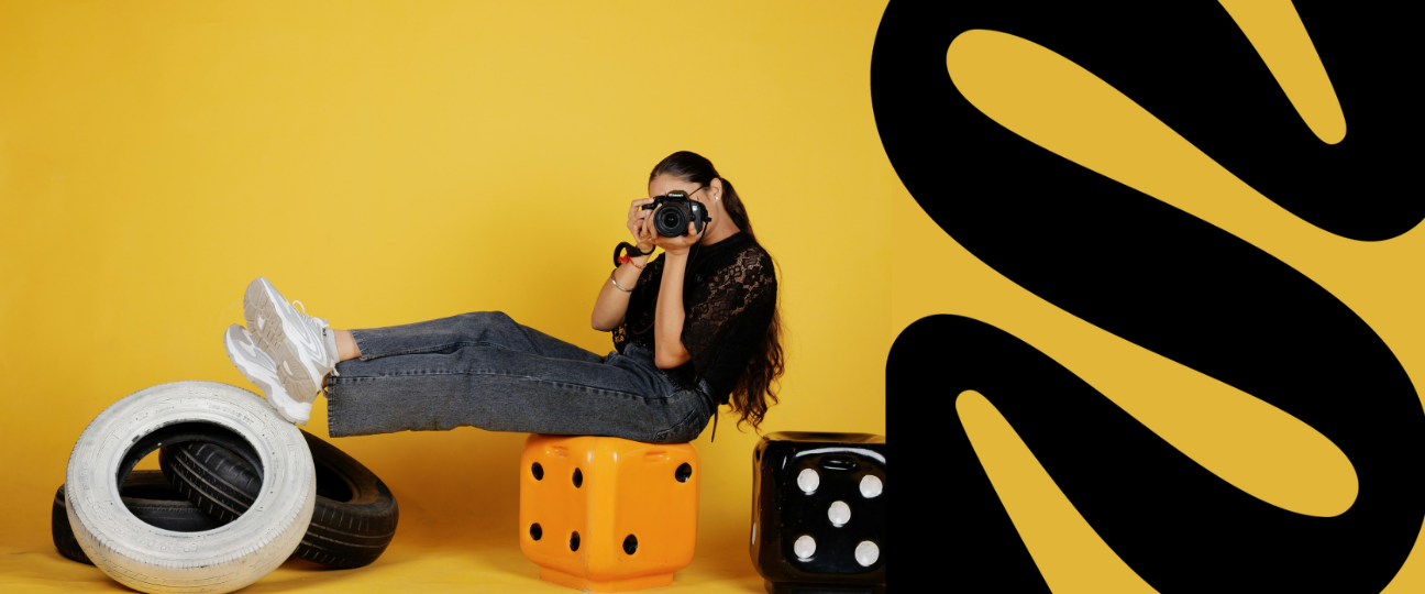 ugc-innhold - kvinne på gul bakgrunn som tar bilde