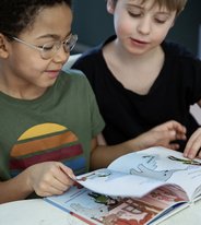 9 böcker som visar pirriga barn hur det går till i skolan