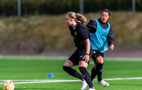 Fotbollsspelande flickor i aktion.