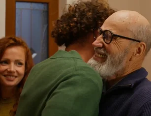 Pappa och son kramas