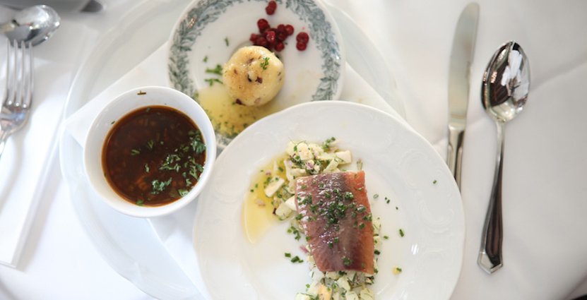 Förrätter från förr. Köttsoppa, lerpottasill och kroppkaka. 