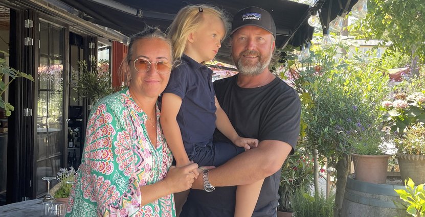Johanna Nordström, Marcus Wallen (och sonen Mateo) är ägare av Sandhamns Seglarhotell.  Besöksliv