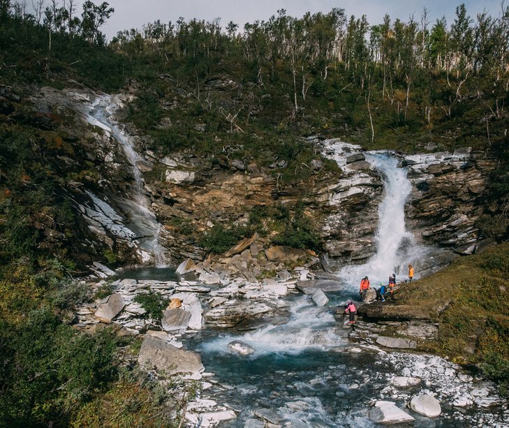 R&aacute;kkasjohka tj&auml;rn en mulen sommardag