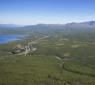 Abisko by på sommaren med Lapporten