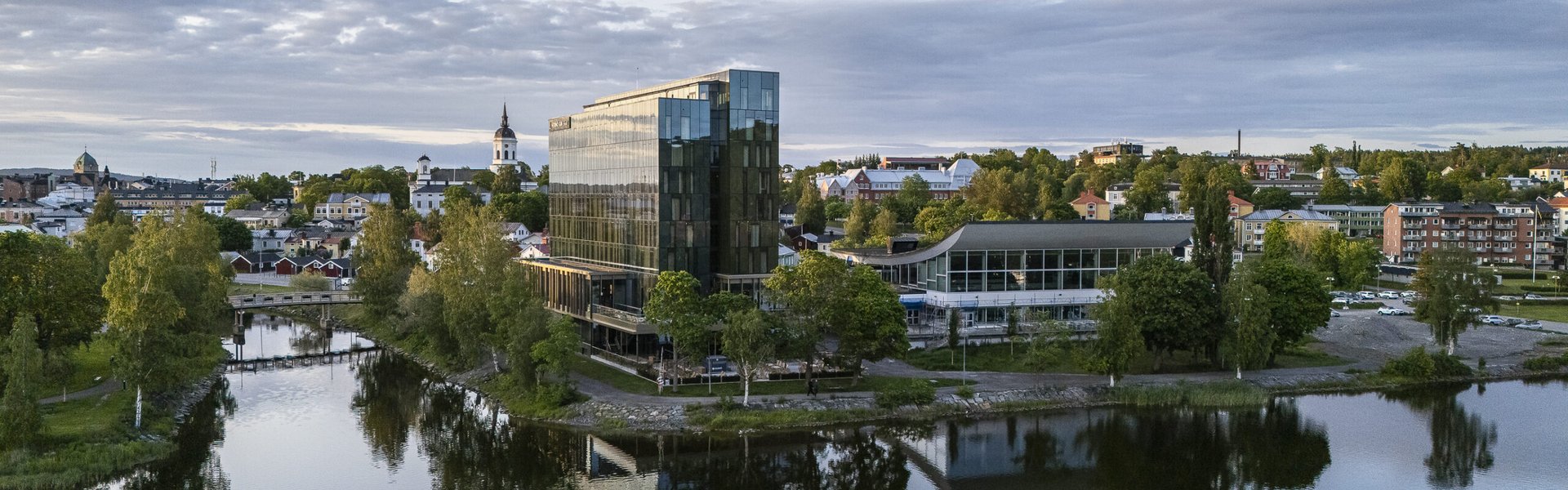 Somrig bild av Hernö Gin Hotells fasad i kvällsljus